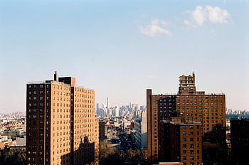 bâtiments bruns, Immeubles d'appartements de New York, Horizon de la ville, paysage urbain, appartements de grande hauteur, bâtiments résidentiels, architecture urbaine, vue de la ville, complexe d'appartements, Fond d'horizon