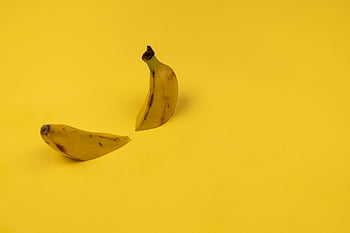 banan, żółte tło, dojrzałe banany, żywy żółty, minimalizm, odżywianie, świeży banan, Wytnij banana, zdrowe jedzenie, fotografia owocowa