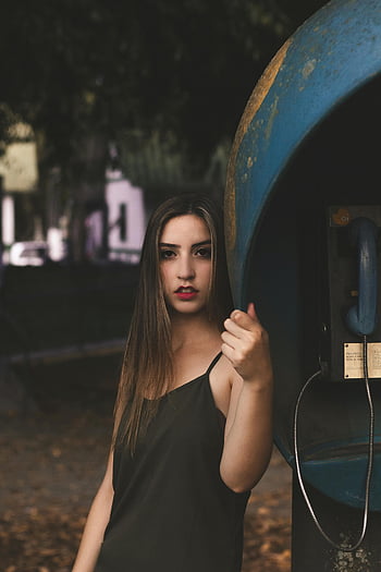 žena, telefonní budka, retro modrá telefonní budka, venkovní nastavení, stylový, sebejistý, elegantní žena, stojící vedle, vinobraní telefon, venkovní fotografie