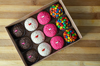 kulaté sladkosti, box, dřevěný povrch, Tradiční brazilské brigadeiros, Závalný sortiment, dezert, Barevné bonbóny, sype, čokoláda, Růžové sladkosti, Bílé sladkosti