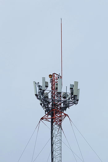 torre transmisora ​​de telecomunicaciones, antena de telefonía móvil, telecomunicaciones, vista de primer plano, torre alta, fondo nublado, antena, infraestructura de comunicación, red inalámbrica, transmisión de señal, estructura de la torre