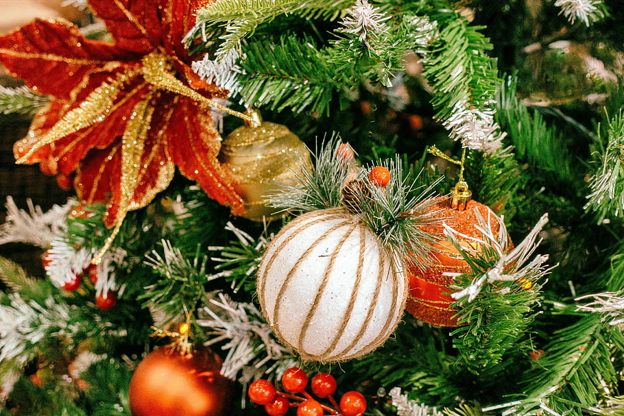 Christmas tree ornaments, assorted-color baubles, festive holiday atmosphere, colorful decorations, close-up ornaments, holiday decor, Christmas tree decorations, festive ornaments, holiday baubles, Christmas tree close-up, festive tree decorations