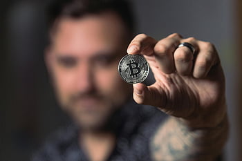 Bitcoin, crypto-monnaie, mâle adulte, se tenir la main, pièce d'argent, focus, monnaie numérique, technologie financière, blockchain, investissement, argent