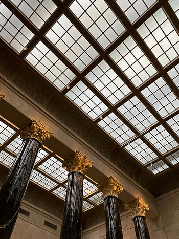 古典的な美術館の内部、 大理石の柱、 ガラス天井、 博物館建築、 インテリア・デザイン、 ガラス屋根、 すばらしい眺め、 クラシックスタイル、 インテリアの詳細、 博物館の展示品、 建築の詳細