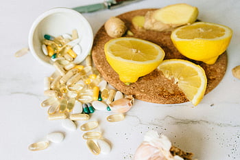 cápsulas, comprimidos, limão fatiado, quadro de cortiça, Remédios de saúde naturais, Suplementos, vitaminas, gengibre, alho, remédios naturais, produtos de saúde