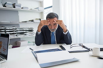 bebaarde man, zwart pak, handen op kop, gestresste zakenman, Zitten aan bureau, documenten, kantoor, oudere zakenman, werkstress, Professionele stress, kantooromgeving