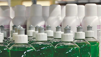 botellas de plástico blanco, líquido verde, limpieza del hogar, vista de primer plano, Ideal para limpiar, limpiando suministros, limpieza ecológica, lote de botellas de plastico, productos de limpieza, imágenes de stock, agentes de limpieza