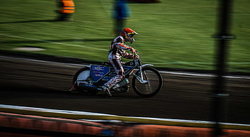 Mann fährt Motocross, dreckiges Fahrrad, Motocross-Rennen, Feldweg, Motorradfahrer, Rennhelm, Outdoor-Sportarten, Speed ​​Racing, Motocross -Veranstaltung, Action-Sportarten, Bahnrennen