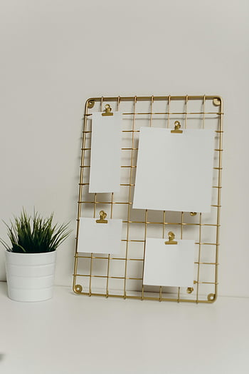 quadro de malha de arame, papéis em branco, pequena planta em vasos, configuração minimalista, branco e marrom, Conselho Floral, Gold Clipboard, pote branco, planta interna, decoração de escritório, configuração de mesa