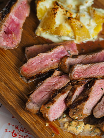 hovězí plátky, dřevěný povrch, nakrájený steak, bramborová kaše, dřevěná deska, lahodný steak, steak jídlo, fotografování potravin, gurmánské jídlo, Prezentace steaků, steak a brambory