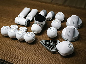 組み立てられていないClicbot、 ロボット部品、 未来技術、 革新的な技術、 木の表面、 閉じる、 クリックボットの部品、 ロボット技術、 モダンロボット工学、 技術コンポーネント