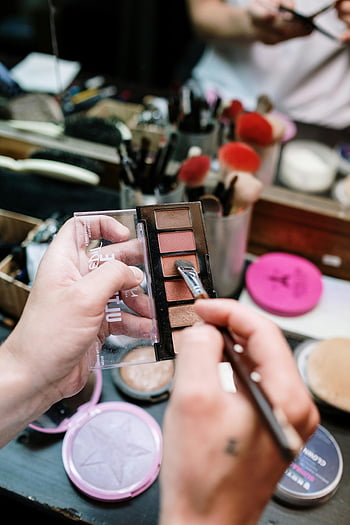 Maskenbildner, Lidschatten-Palette, Make-up Pinsel, Nahansicht, Schönheit, Kosmetika, Hände halten, Make-up-Tools, Make -up -Station, professionelles Make-up, Schönheitsprodukte