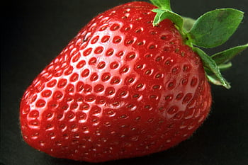 fragola rossa, rosso vivace, Fragola ravvicinata, consistenza della fragola, sfondo scuro, fragola fresca, frutta fragola, frutto rosso, primo piano della fragola, dettaglio di fragola, superficie alla fragola