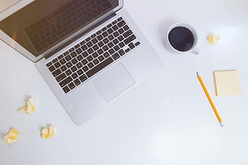 macbook air, hvit keramisk krus, minimalistisk arbeidsplass, laptop, kaffe kopp, blyant, krøllet papir, toppvisning, arbeidsområde, skrivebord, kontoroppsett
