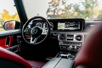 Mercedes Benz G-luokka, sisusta, loistoauto, moderni kojelauta, ohjauspyörä, auton sisustus, kojelaudan suunnittelu, ohjauspyörän suunnittelu, autoominaisuudet, ylellinen ajoneuvo, autoteknologia