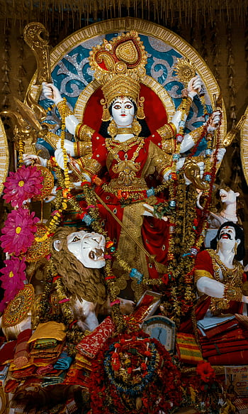 τη θεά του ινδουισμού, Durga Idol, ζωντανή διακόσμηση, Ναός της Καλκούτα, γιορτή φεστιβάλ, περίπλοκο στολίδι, χρυσή στολίδι, κόκκινη ενδυμασία, λιοντάρι, πολιτιστικό φεστιβάλ, παραδοσιακή τέχνη