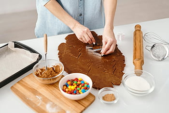 ciastka świąteczne, krajacz ciastek, Ręce przygotowujące, Kolorowe cukierki, ciasto, pieczenie, Świąteczne pieczenie, narzędzia kuchenne, wałek do ciasta, śmigać, składniki do pieczenia