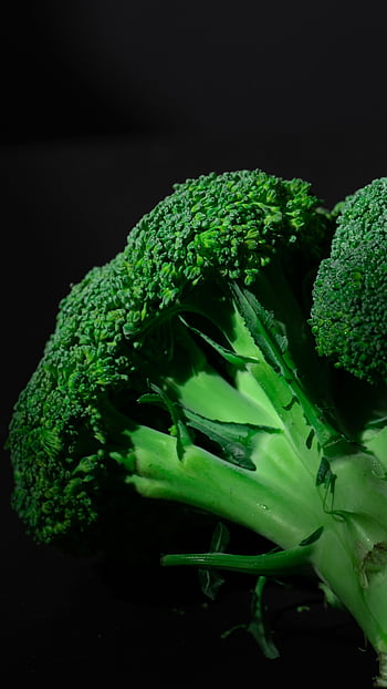 broccoli verdi, fotografia ravvicinata, broccoli biologici freschi, sfondo nero, struttura, colore, verdura, cibo salutare, verdura verde, fotografia di cibo, cibo organico