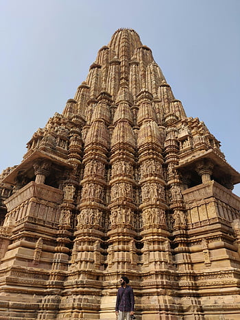 Temple Kandariya Mahadeva, Khajuraho, site de l'unesco, touristique, Inde, architecture ancienne, temple, site historique, héritage culturel, sculptures sur pierre, homme debout