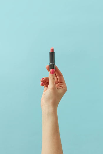 růžová rtěnka, ruka držící rtěnku, Růžové pěstěné nehty, modré pozadí, kosmetický výrobek, makeup, kosmetický, růžový lak na nehty, Minimalistické pozadí, krása zastřelen, rtěnka detail