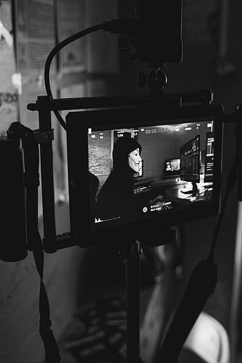 foto monocromatica, hacker misterioso, Monitor dello schermo piatto nero, maschera di fawkes, Minacce di sicurezza informatica, foto in bianco e nero, Hacker che indossa la maschera, Monitora il display, Sicurezza digitale, minaccia cyber, schermo piatto