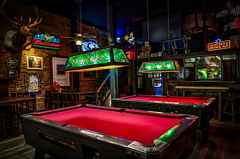 stoly hnědých kulečník, stoly červených kulečníků, zelené lampy, Atmosférický bar, neonová světla, Útulné nastavení, živé nastavení, kulečníkové stoly, bar interiér, neonové nápisy, cihlové zdi