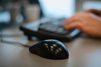 mouse del computer, scrivania, impostazione dell'ufficio, messa a fuoco selettiva, sfondo sfocato, topo nero, tastiera, spazio di lavoro, avvicinamento, tecnologia, mani che digitano
