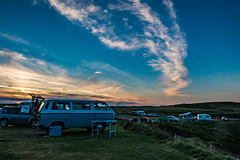 Volkswagen lakókocsi, parkolt járművek, Durness Skócia, festői naplemente, parkolóhely, táborozó kemping, kültéri kemping, naplemente nézet, vidéki táj, utazási fotózás, lakókocsi -életmód