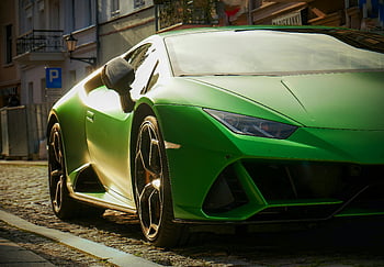 zelené sportovní vůz, zaparkované na ulici, moderní design, elegantní zelené auto, Sunny Street, Podrobný výstřel, zelené auto, sportovní auto, moderní auto, parkování na ulici, auto design
