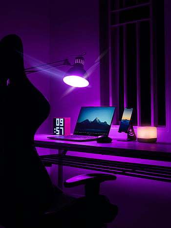 masa üstünde laptop, mor oda, oyun kurulumu, Ortam mor LED aydınlatma, Rahat gece ortamı, Şık Masa Kurulumu, Mor LED Işıklar, oyun masası, dizüstü bilgisayar kuruluşu, mor ortam aydınlatması, rahat çalışma alanı
