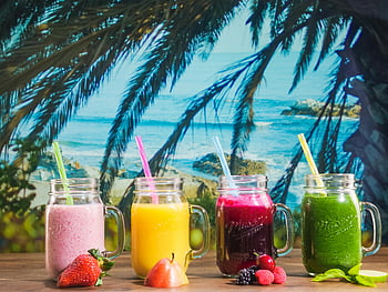 Barevné koktejly, sklenice na pití, mason sklenice, tropické pláže, letní vibrace, smoothies, ovocné nápoje, Plážové pozadí, Osvěžující nápoje, Letní občerstvení, živé nápoje