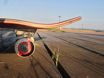 skateboard, Červená a hnědá, šedá cesta, Dřevěná promenáda, západ slunce, la coruna, Španělsko, detail, kolo skateboardu, venkovní, Večerní světlo