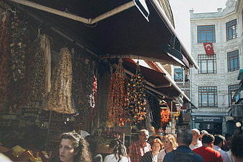 Istanbul Market, živá tržní scéna, závěsné koření, rušný dav, denní trh, lidí, kteří jdou, náhrdelník obchod, Turecký trh, koření, Istanbulské koření, dav na trhu