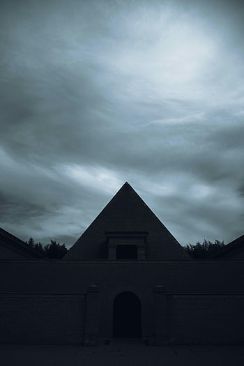 오래된 석조 건물, 아치형 출입구, 흐린 하늘, 피라미드 스타일의 건물, 우울한 건축 장면, 황혼의 하늘, 어두운 건축물, 역사적인 구조, 대기 장면, 극적인 구름, 저녁 풍경