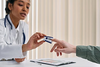 Pulsoksymetr, pracownik służby zdrowia, Pacjentów witalnych, ustawienie kliniczne, badanie lekarskie, lekarz, cierpliwa opieka, Monitorowanie zdrowia, Urządzenie medyczne, Osoba z personelu medycznego, interakcja z pacjentem
