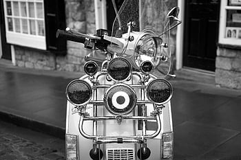 fotografie ve stupních šedi, skútr motocykl, ročník Vespy, ulice, Černý a bílý, nostalgie, městské scény, Klasický skútr, retro styl, pouliční fotografie, ročník dopravy