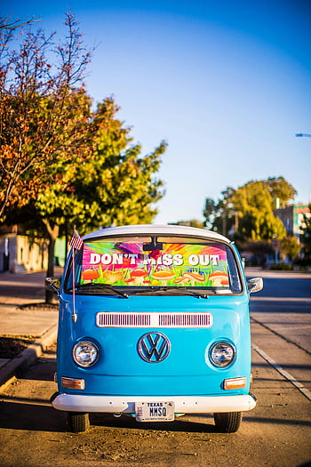 Blue Volkswagen Microbus, Vintage Volkswagen, Venkovní parkování, Zábavný displej čelního skla, Jasně modrá dodávka, Volkswagen van, Texas SPZ, Barevná dodávka, Klasický Volkswagen, venkovní scénu, retro dodávka