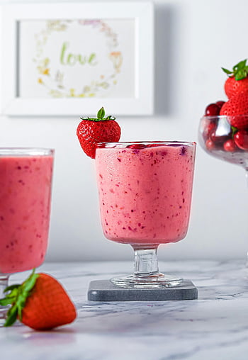 jahodové smoothie, zblízka, osvěžující, skleněný pohár, zdobené, čerstvé jahody, třešní, růžový nápoj, zdravý nápoj, ovocné smoothie, mramorová pult