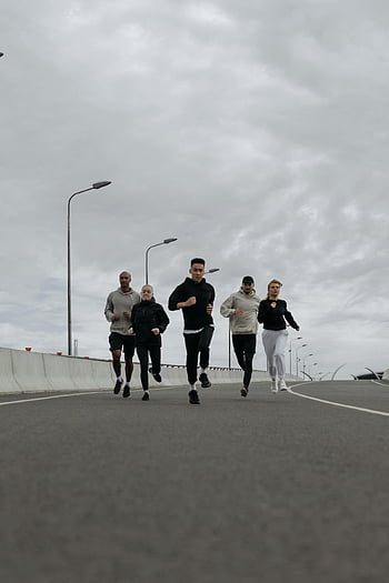 gente che corre, strada asfaltata, strada di città, jogging, fitness, lavoro di squadra, Cinque individui, esercizio all'aperto, Running urbano, fitness di gruppo, uno stile di vita sano