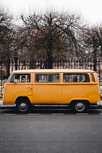 κίτρινο Volkswagen, vintage λεωφορείο Volkswagen, σταθμευμένος δρόμος, γυμνά δέντρα, Παρίσι, κίτρινο van, vintage van, χώρος στάθμευσης, αστική σκηνή, ευρωπαϊκή πόλη, λεωφορείο volkswagen