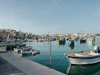 Přístav Marsaxlokk, Malta, barevné lodě, tradiční lodě, nádherný výhled, marsaxlokk, přístav, pobřeží, rybářské lodě, nábřeží, pohled