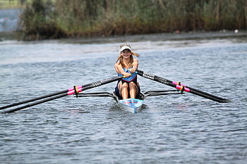 žena veslování, krátké veslo, klidné jezero, venkovní vodní sporty, usmívající se žena, veslice, vodní aktivity, jezero scény, Veslovací zařízení, Žena si užívá venku, veslování na vodě