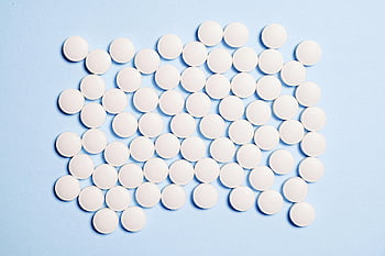 Bílé kulaté tablety, bílé pilulky, ploché ležel, Obsah lékařského tématu, modrý povrch, bílý povrch, kulaté pilulky, lékařská fotografie, Farmaceutická fotografie, minimalistický design, Vizuály zdravotnictví