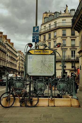 Paris Street View, Louvre-Rivoli Metro, molnigt himmel, stadscyklar, trottoar, tunnelbana ingången, paris arkitektur, urbana scenen, vägmärke, parkeringsskylt, cyklar