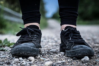 adidași negri cu talpă joasă, pietriș, Încălțăminte în aer liber, Stil casual, pantofi apropiați, pantofi negri, pantofi de exterior, încălțăminte obișnuită, pământ de pietriș, moda în aer liber