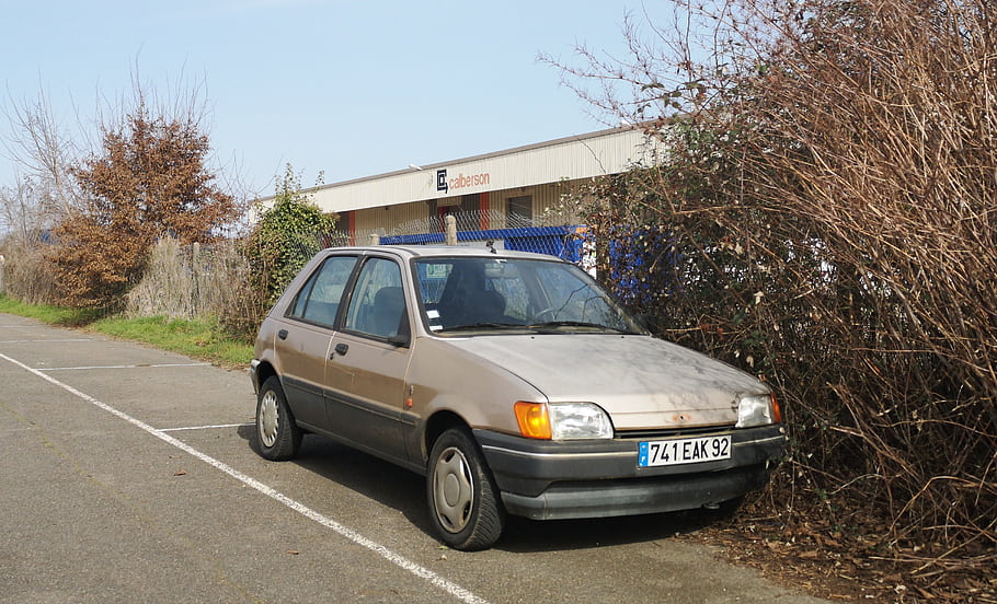 ford fiesta, zaparkováno, auto, vozidlo, poznávací značka, venkovní, budova, křoví, během dne, silnice, parkoviště