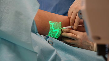 médecin faisant une injection, technologie de visualisation des veines, procédure médicale, technologie avancée, procédure d'injection, injection médicale, visualisation des veines, médecin effectuant une injection, technologie médicale, procédure de soins de santé, soins médicaux