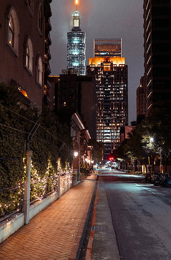 City Street ตอนกลางคืน, ฉากกลางคืนในเมือง, ตึกระฟ้าที่ส่องสว่าง, ไฟถนน, บรรยากาศเมืองที่มีชีวิตชีวา, ทิวทัศน์ของเมือง, สถานบันเทิงยามค่ำคืนของเมือง, ภูมิทัศน์เมือง, การถ่ายภาพกลางคืน, แสงไฟของเมือง, ทิวทัศน์ยามค่ำคืน