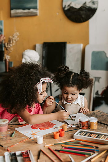 due ragazze che dipingono, attività di pittura per bambini, dipinto interno, creatività, abilità artistiche, bambini piccoli che dipingono, dipingere insieme, forniture d'arte, pittura colorata, classe di arte, arte per bambini