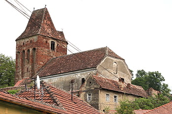 Buzd, opevněný kostel, gotický styl, kamenné desky, točité schodiště, opevnění, záclonové stěny, farní dům, 14. století, havarijní stav, vesnice